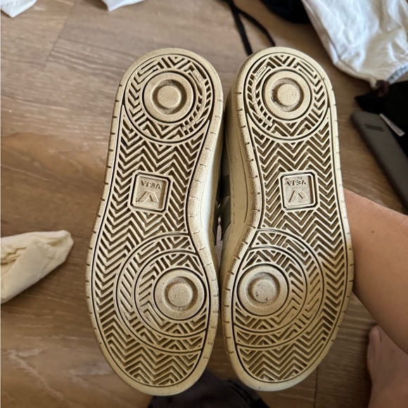 Veja V-12 Sneaker - Picture 2 of 4